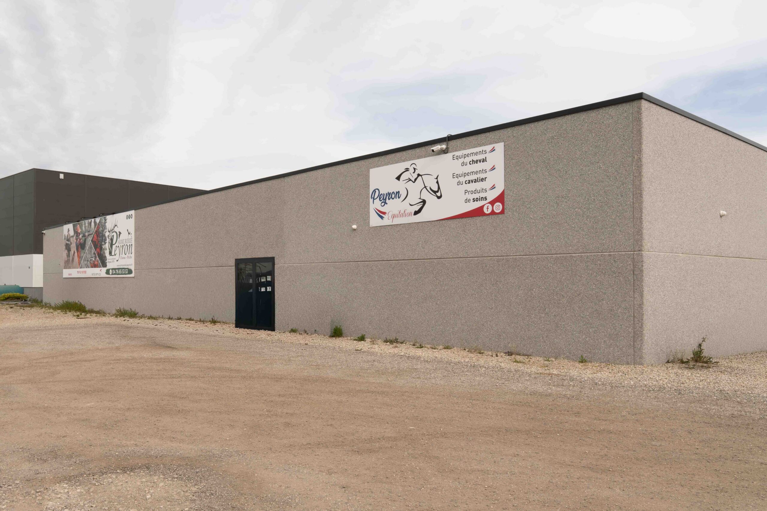 Façade du grand magasin de l'Armurerie Peyron de plus de 2000m2