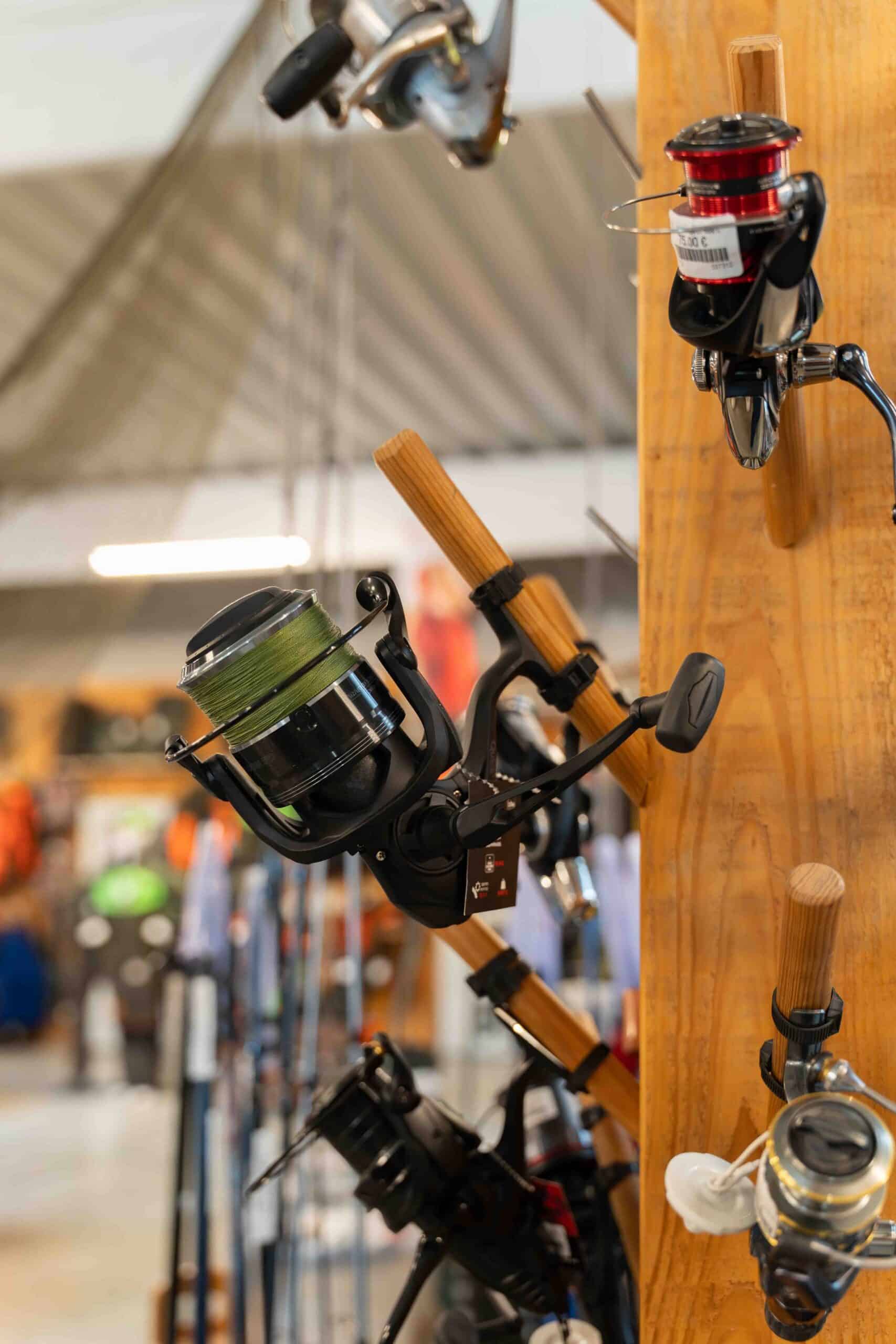 Gros plan sur des moulinets de pêche modernes exposés dans la boutique en Isère