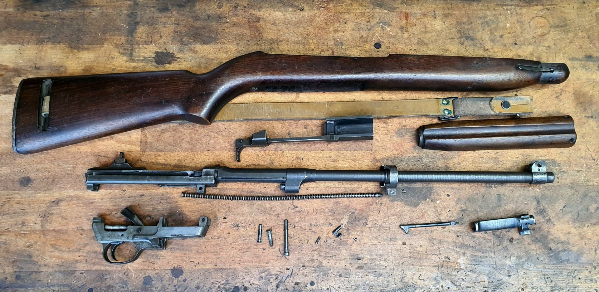 Démontage complet et nettoyage des pièces d'un fusil de chasse