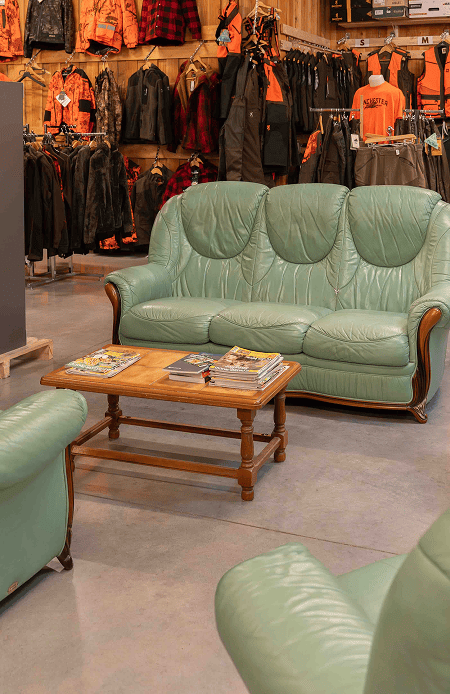 Espace d'accueil et intérieur du magasin de l'Armurerie Peyron
