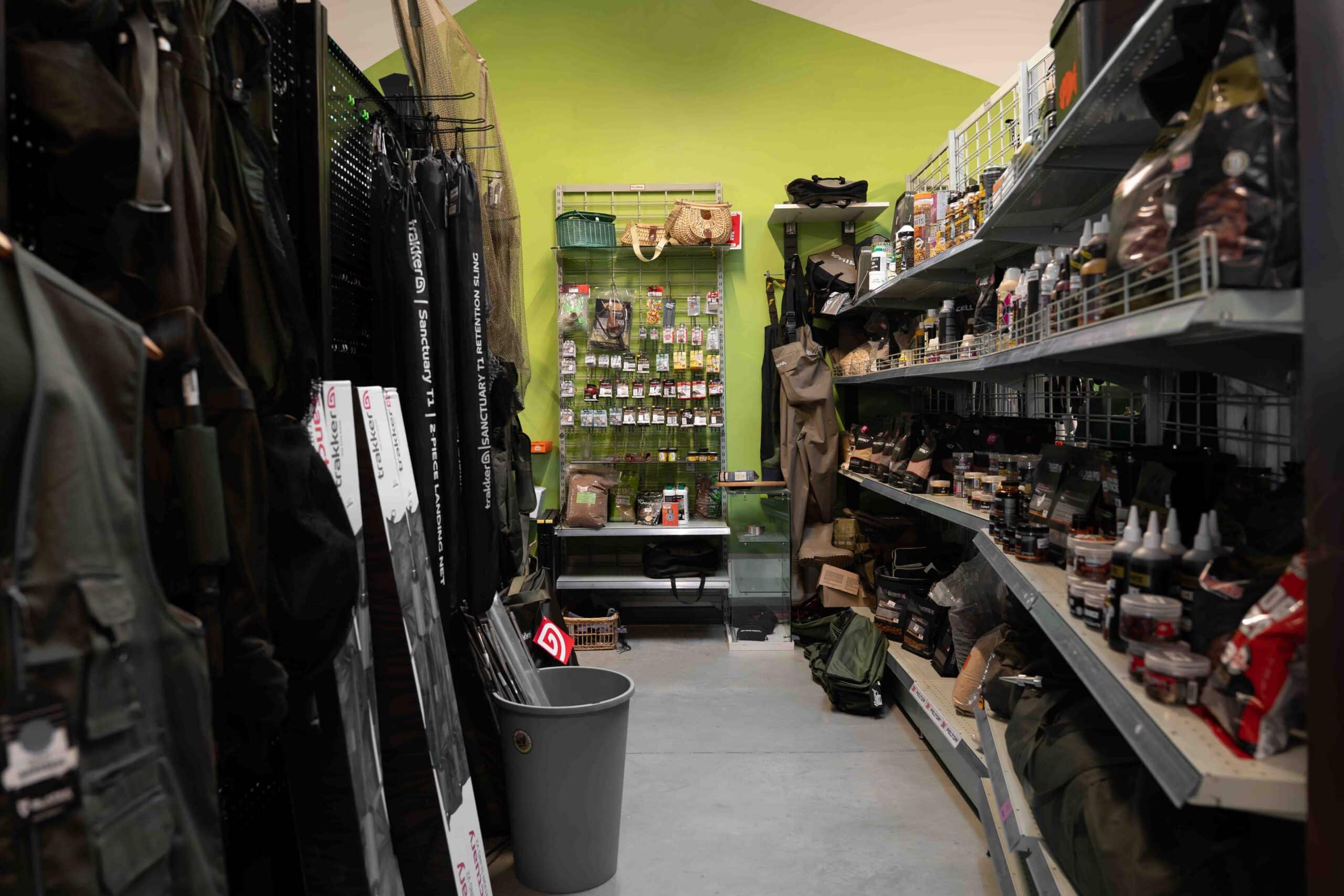 Vêtements de pêche imperméables et bottes de marche en magasin